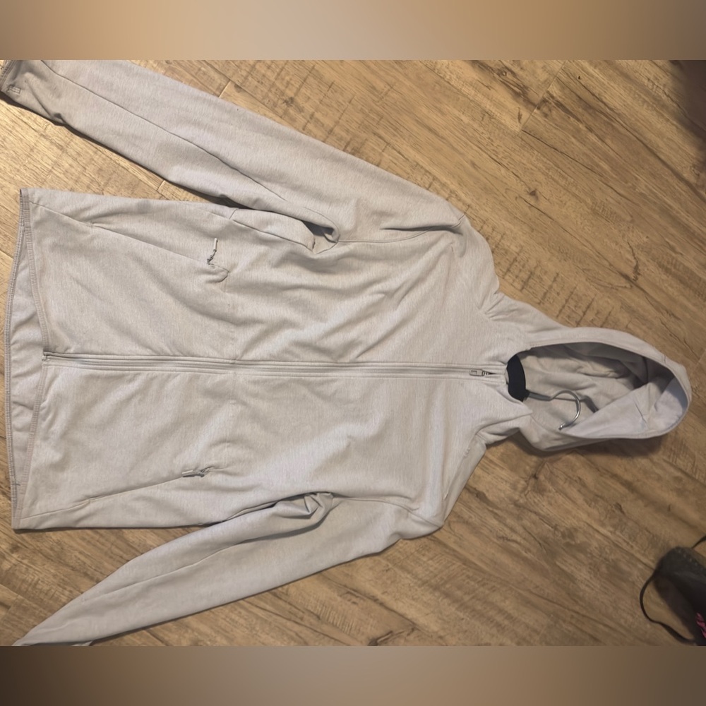 Men’s Lulu lemon light sweater. Size small